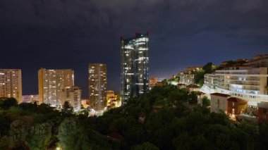 Monte Carlo, Monaco 'da geceleri gökdelen gibi aydınlanıyor. Zaman Uygulaması.