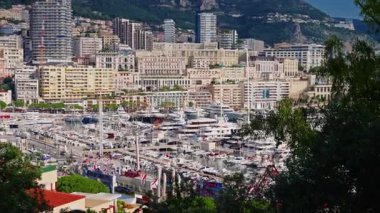 Güneşli bir günde Marina ve Yatlarla Monako Prensliği Panoraması.