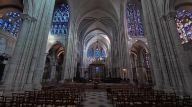 Fransa, Sens, 02 Şubat 2025: Bir Fransız ortaçağ katedralinin içi. Geniş kamerayı ileri al. Sens Katedrali Saint-Etienne.
