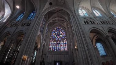 Fransa, Sens, 02 Şubat 2025: Bir Fransız ortaçağ katedralinin içi. Geniş kamerayı ileri al. Sens Katedrali Saint-Etienne.