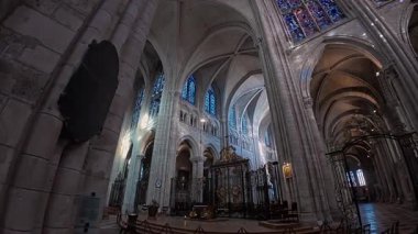 Fransa, Sens, 02 Şubat 2025: Bir Fransız ortaçağ katedralinin içi. Geniş kamerayı ileri al. Sens Katedrali Saint-Etienne.