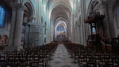 Fransa, Sens, 02 Şubat 2025: Bir Fransız ortaçağ katedralinin içi. Geniş kamerayı ileri al. Sens Katedrali Saint-Etienne.