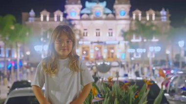  Monako Kumarhanesi 'nin arka planında 4 yaşında küçük bir kızın portresi var..