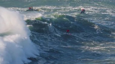 Sörfçü büyük dalgalarda sörf yapıyor. Büyük dalga sörfü. Nazare, Portekiz. 
