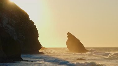 Avrupa kıtasının en batı noktası olan ünlü Cabo da Roca 'nın kayalıkları gün batımında Atlantik Okyanusu' nun dev dalgaları tarafından sürüklenir..