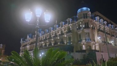 Ünlü Paris Oteli 'nin dış görünüşü gece ünlü Monaco Monte Carlo Meydanı' nı aydınlatıyor..