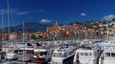 Güneşli bir günde Menton, Fransa 'da yatlı bir Marina.