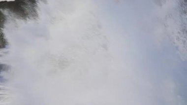 Dalgalar tehlikeli kayaların üzerinde kırılıyor. Dalgaların müthiş gücü tehlikeli kayaların üzerinde kırılıyor, küçük damlalara ayrılıyor..