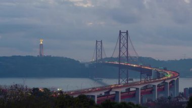 Gün batımında Miradouro do Bairro do Alvito 'dan Tagus Nehri' ne turist bakış açısı, 25 Nisan Köprüsü 'nde gün batımında trafik. Lizbon, Portekiz. Zaman Uygulaması.