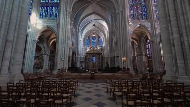 Fransa, Sens, 02 Şubat 2025: Bir Fransız ortaçağ katedralinin içi. Geniş kamerayı ileri al. Sens Katedrali Saint-Etienne.