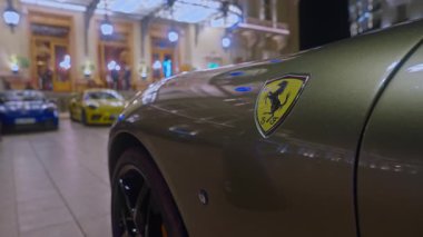 Monaco, Monte-Carlo, 05 Şubat 2025: Lüks araba ferrari, gece aydınlatması. Ferrari spor arabası merkez meydandan geçiyor..