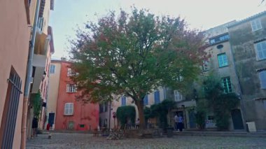 Saint Tropez, Fransa, 20 Şubat 2025: Akdeniz kıyısındaki tarihi Saint-Tropez merkezinin antik caddelerinde yürümek, Fransa turizm beldesi