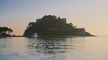 Gün batımında Bregancon Kalesi manzarası. Yat kalenin yanında demirli..