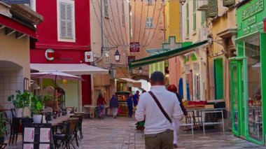 Hyeres, Fransa, 04 Şubat 2025: Akdeniz kıyısındaki Var departmanındaki Hyeres kentinin tarihi merkezinin merkez meydanı. Turistik bir yer. Fransa.