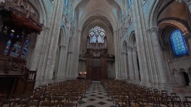 Fransa, Sens, 02 Şubat 2025: Bir Fransız ortaçağ katedralinin içi. Geniş kamerayı ileri al. Sens Katedrali Saint-Etienne.
