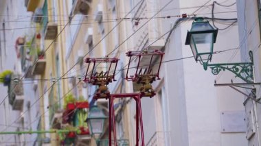 Lizbon, Portekiz 'de geleneksel klasik sarı tramvayın elektrikli yük arabaları.