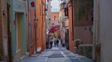 Saint-Tropez, Fransa, 04 Şubat 2025: Akdeniz kıyısındaki tarihi Saint-Tropez merkezinin antik caddelerinde yürümek, Fransa turizm beldesi.