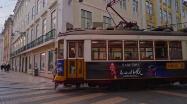 Lizbon, Portekiz, 26 Şubat 2025: Geleneksel Lizbon tramvayı.