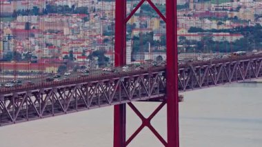 25 Nisan 'da Kızıl Köprü' de trafik sıkışıklığı. Tagus Nehri, Lizbon, Portekiz.