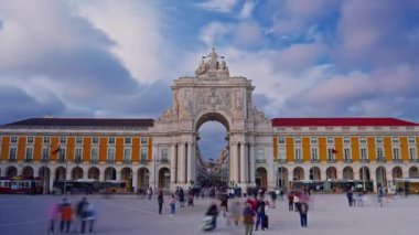 Lizbon, Portekiz. Lisbons 'un ünlü Ticaret Meydanı. İnsanlar meydanda yürüyorlar. Zaman Uygulaması.