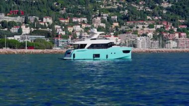 Akdeniz 'de demirli pahalı lüks bir yat..