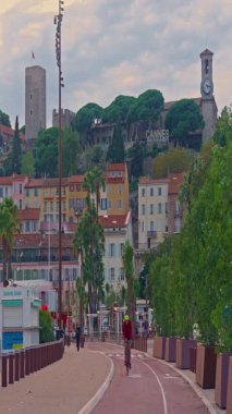 Cannes, Fransa, 04 Şubat 2025: Şehrin eski kesiminin seddi ve manzarası.