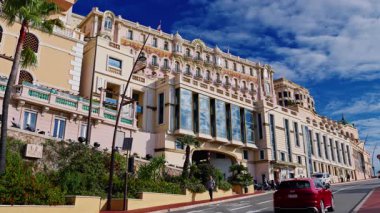 Monaco, Monte Carlo, 25 Mart 2025. Hafta içi güneşli bir günde Monte Carlo 'nun merkez caddelerinden biri..