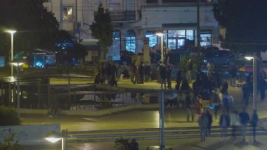 Geceleri Martim Moniz Meydanı 'ndaki insanlar. Lizbon, Portekiz, 25 Mart 2025.