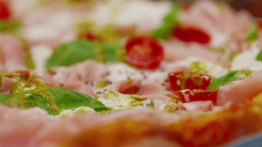 Roma 'da bir pizzacının fırın tepsisindeki pizzalardan birinin yakın çekimi. Tipik İtalyan sokak yemekleri..