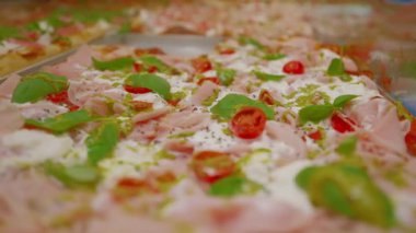 Roma 'da bir pizzacının fırın tepsisindeki pizzalardan birinin yakın çekimi. Tipik İtalyan sokak yemekleri..