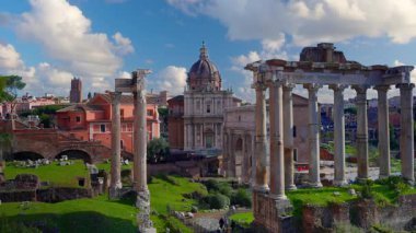  Roma Forumu. Roma, İtalya. Güneşli bir günde forum bölgesinde turist dolaşımı. Zaman Uygulaması.