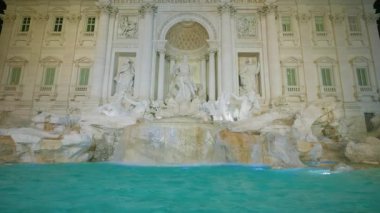 Trevi Çeşmesi Roma 'da, İtalya' da, dünyanın ünlü Barok Çeşmeleri.