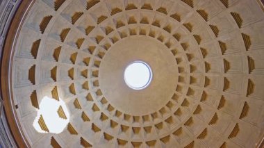 Roma, İtalya 'nın merkezinde dünyaca ünlü Pantheon' un açıldığı dairesel tavan..