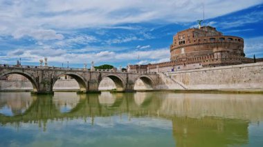 Ponte Sant Angelo köprüsü olan Aziz Melek Şatosu Tiber Nehri üzerinde Roma, İtalya.