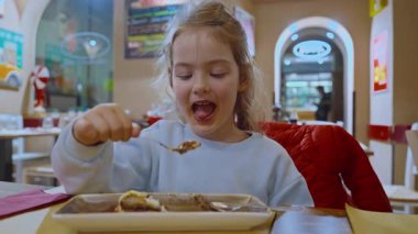 Şirin küçük kız İtalya, Roma 'daki kafelerden birinde geleneksel İtalyan tatlı tiramimu yiyor..