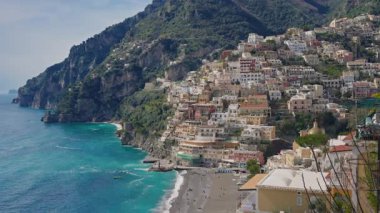 Positano Spiaggia plajı. Kasaba manzaralı, restoranlı büyük bir sahil. Amalfi Sahili, İtalya.