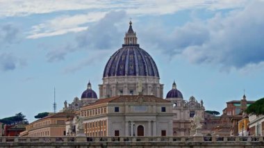 Gün batımında St. Peters Bazilikası 'nın kubbesi. Vatikan, Roma, İtalya. Aziz Peter Kubbesi 'ne yakın çekim. Zaman Uygulaması.