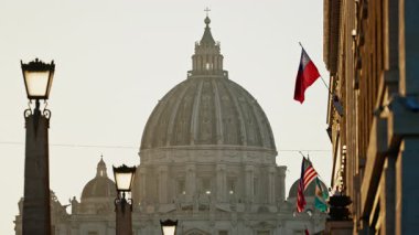 Gün batımında St. Peters Bazilikası 'nın kubbesi. Vatikan, Roma, İtalya. Aziz Peter Kubbesi 'ne yakın çekim.