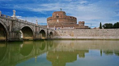 Ponte Sant Angelo köprüsü olan Aziz Melek Şatosu Tiber Nehri üzerinde Roma, İtalya.
