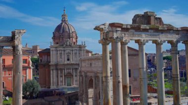  Roma Forumu. Roma, İtalya. Güneşli bir günde forum bölgesinde turist dolaşımı. Zaman Uygulaması.
