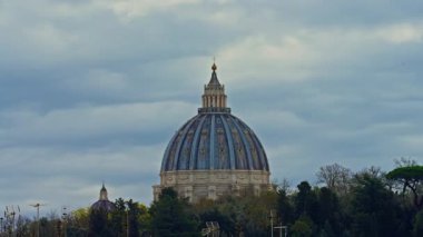 Gün batımında St. Peters Bazilikası 'nın kubbesi. Vatikan, Roma, İtalya. Aziz Peter Kubbesi 'ne yakın çekim. Zaman Uygulaması.