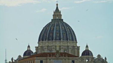 Gün batımında St. Peters Bazilikası 'nın kubbesi. Vatikan, Roma, İtalya. Aziz Peter Kubbesi 'ne yakın çekim.