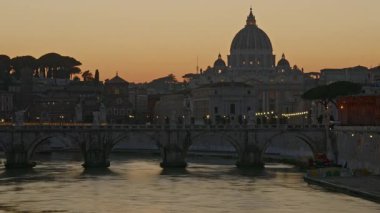 St. Peters Bazilikası, gün batımında Sant Angelo Köprüsü Vatikan, Roma, İtalya. Zaman Uygulaması.