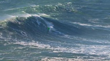 Portekiz 'de, Nazare sörf alanında büyük bir dalga sörfçüsünün hava görüntüsü.. 