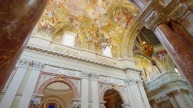 Saint Ignazio kilisesi inanılmaz güzel boyanmış bir tavan ve üzerinde duran bir ayna ile Roma, İtalya 'nın tam merkezinde yer alan tavanın resmini görebilirsiniz..