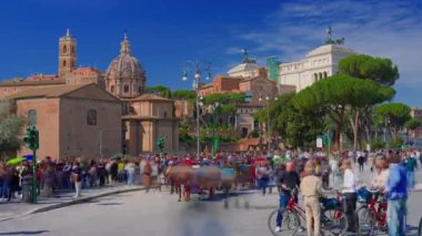 Roma, İtalya, 29.04.2025: Altare della Patria manzarası, Roma Forumu 'ndaki eski evler. Antik Roma manzarası. Zaman Uygulaması.