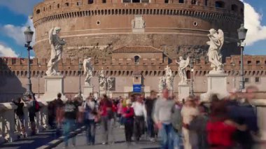 Roma, İtalya, 29.04.2025: İtalya 'daki Hadrian Kalesi veya Anıtmezar. Roma İtalya 'nın turistik merkezi. Zaman Uygulaması.