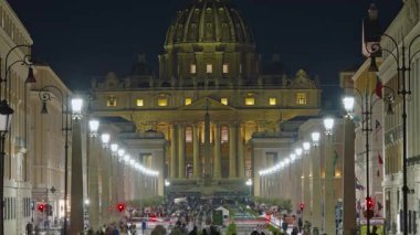 Aziz Peter Bazilikası, Vatikan, Roma, İtalya. Akşam St. Peter Katedrali 'ne giden ana caddede aydınlanma var. Zaman Uygulaması.