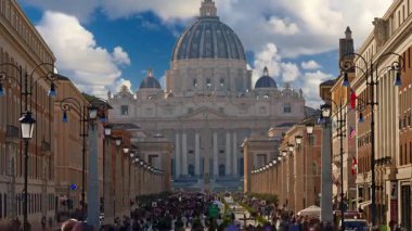 Roma, İtalya, 29.04.2025: Aziz Peter Bazilikası ile Aziz Peter Meydanı manzarası. Güneşli bir günde Via della Conciliazione caddesinde yürüyen turistler. Zaman Uygulaması.