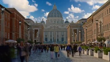 Roma, İtalya, 29.04.2025: Vatikan 'daki St. Peters Bazilikası' na giden ana cadde boyunca yürüyen insanlar. Zaman Uygulaması.